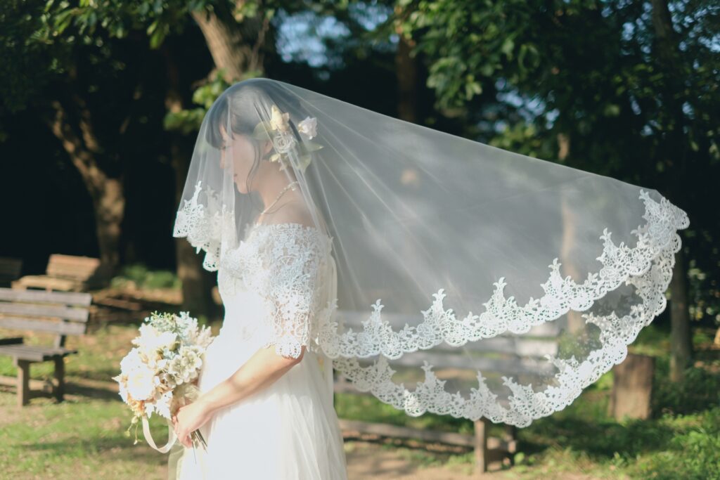 ウェディングベールをなびかせる花嫁