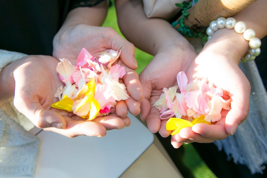 フラワーシャワーの花びらを持つゲストの手元
