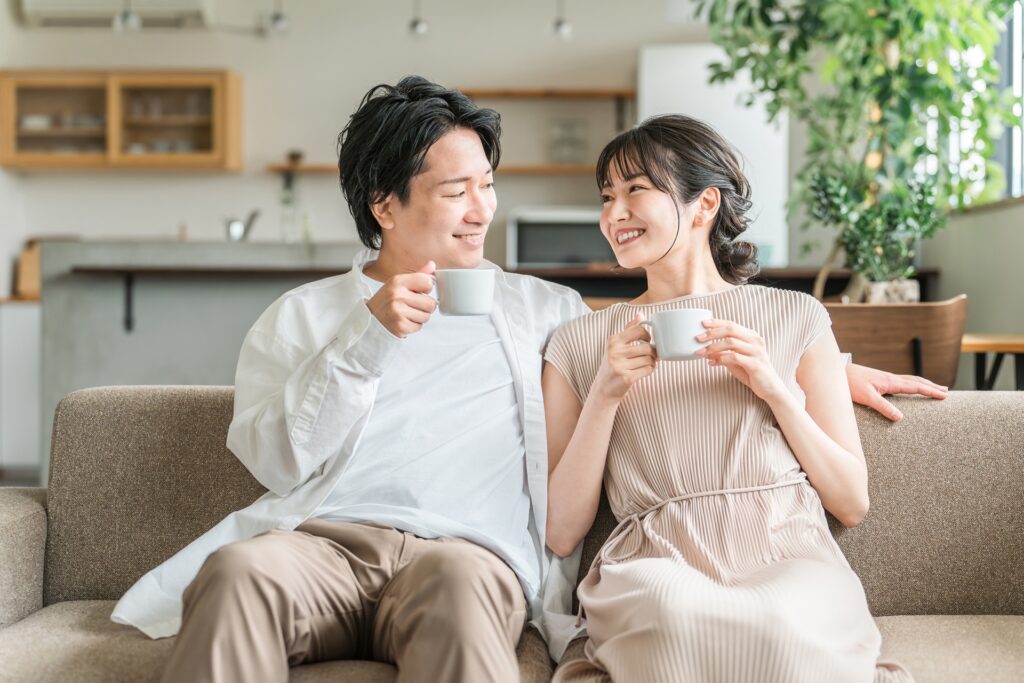 リビングのソファでくつろぐ夫婦