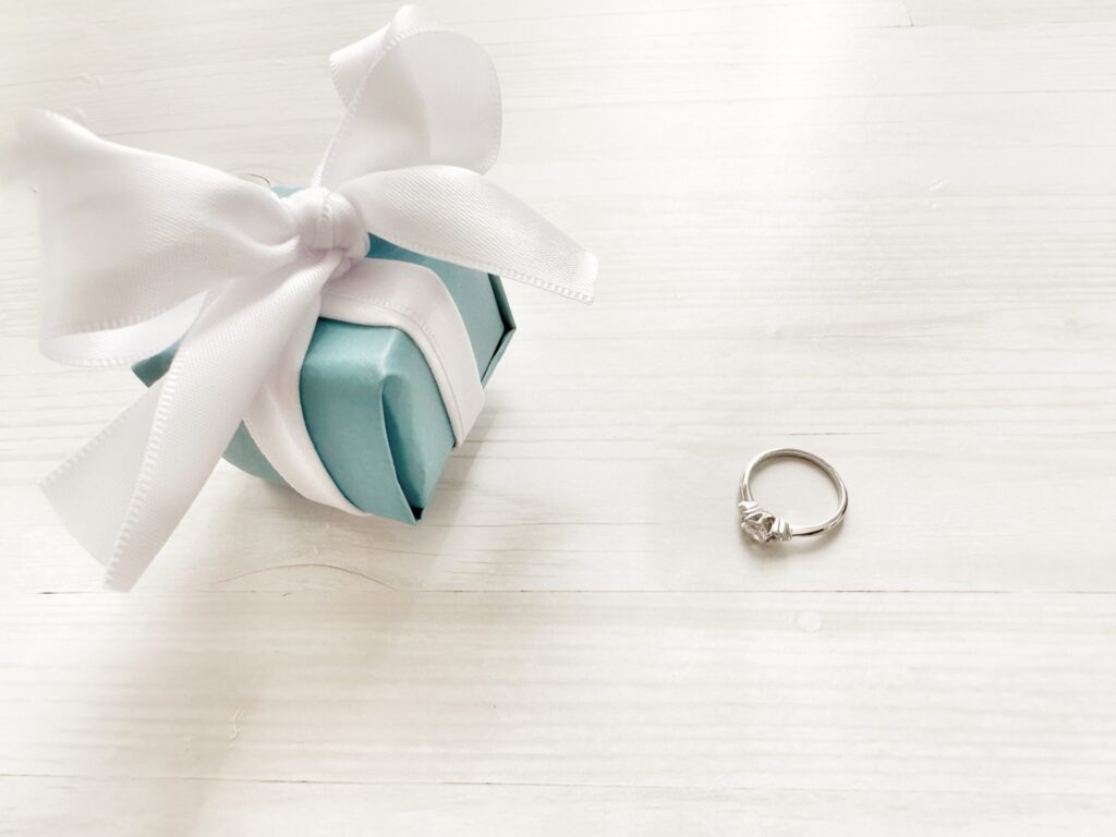 ギフトボックスと婚約指輪