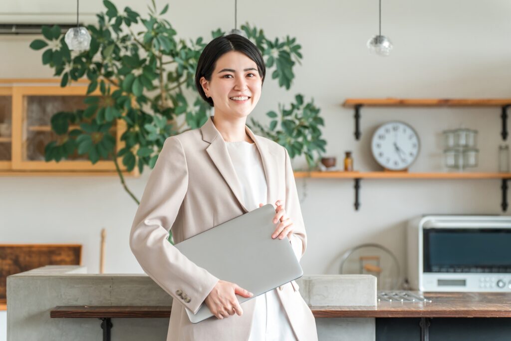 家の中でパソコンを持っている女性