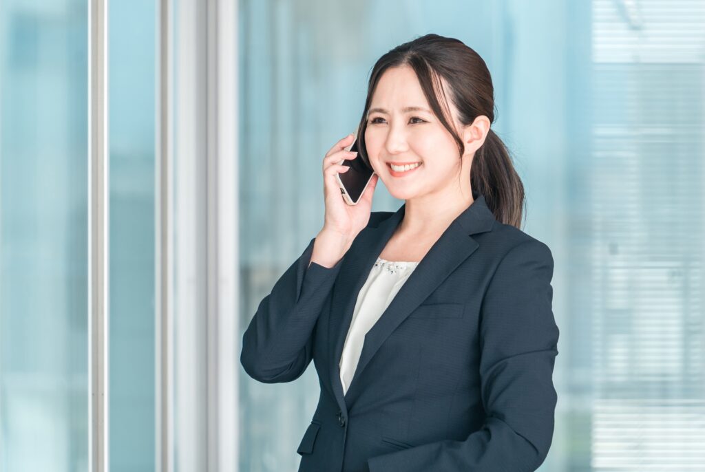 電話をするスーツ姿の女性