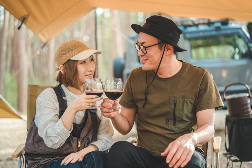 テントの中で乾杯する夫婦